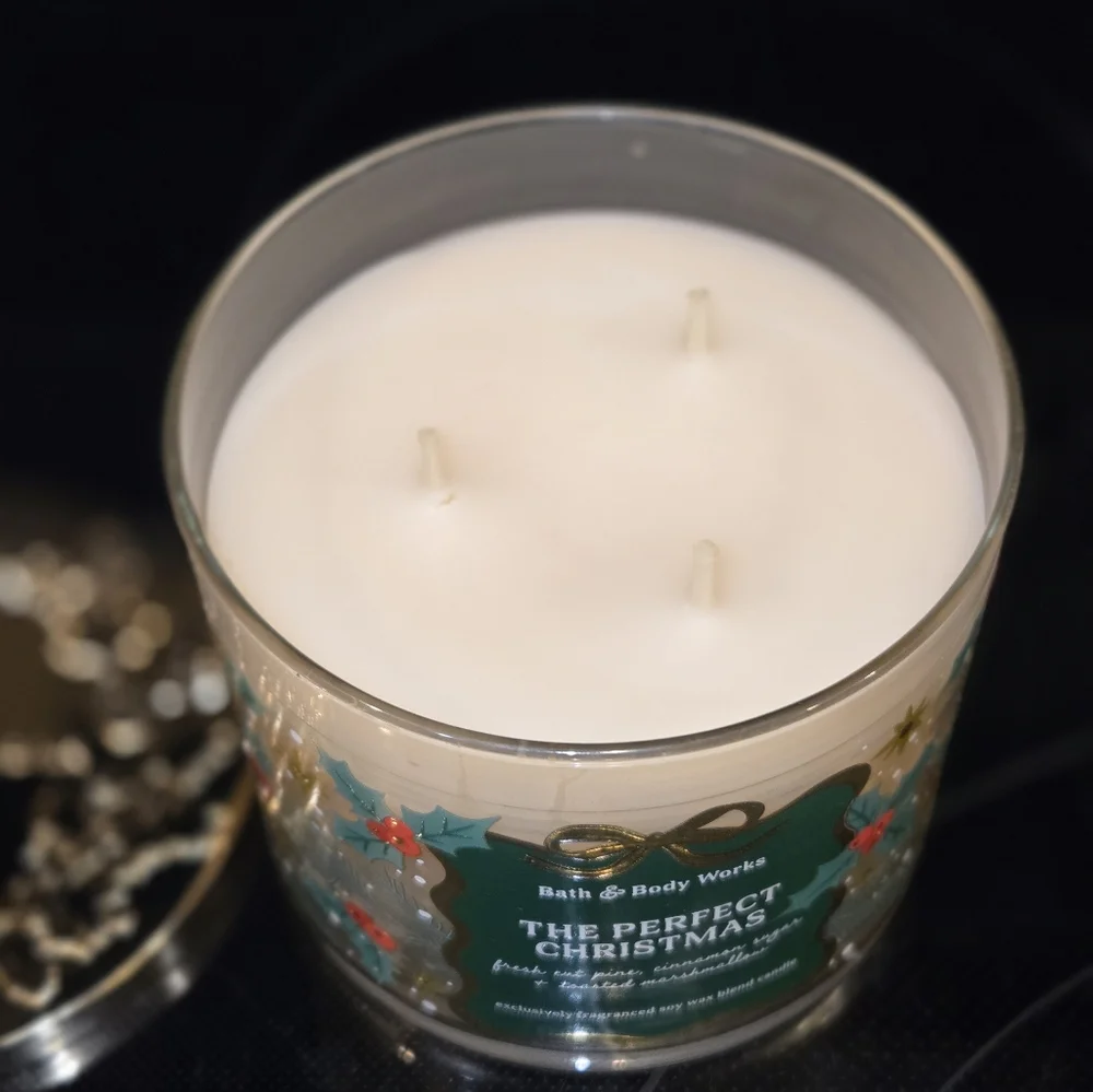 Bath & Body Works "The Perfect Christmas" Candle 14.5oz - Picture 7 of 10